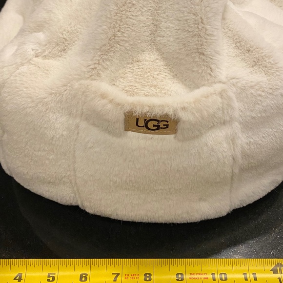 UGG pouf read tablet phone holder - Picture 1 of 4